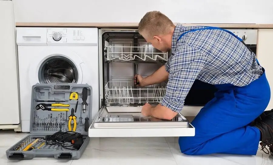 Etimesgut SEG servisi teknisyen ekibi beyaz eşya tamiri yaparken